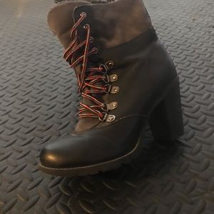 Report heeled short boot